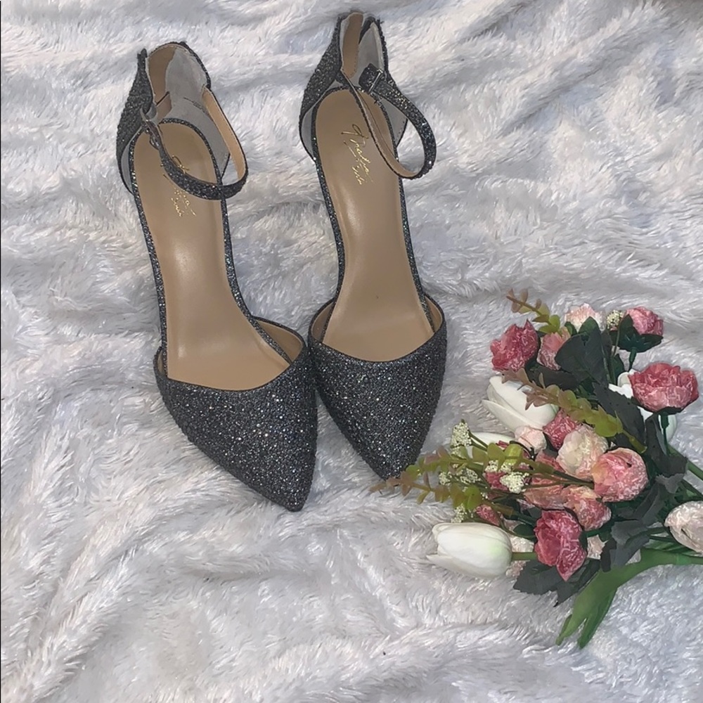 Grey pumps